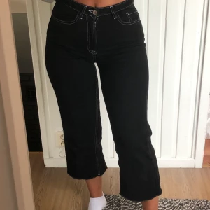 Svarta jeans! - Säljer dessa snygga jeansen från NA-KD, de är helt svarta med vita sömmar🤍💛 frakten ingår i priset!