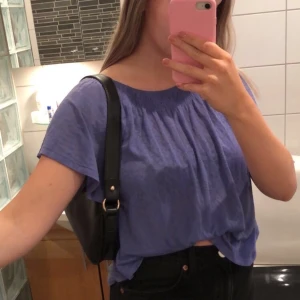 Blå bli från Gina tricot - En fin blus från Ginatricot som har ett slags monster. Storlek xs men passar mig som brukar ha S/M.   Köparen står för frakt !