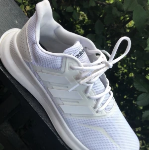 Adidas skor storlek 46,5 - Vita adidas skor använda 1 gång, pris kan diskuteras vid snabb affär
