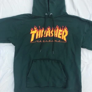 Thrasher hoodie  - Skogsgrön thrasher hoodie med eld text. Frakt ingår ej