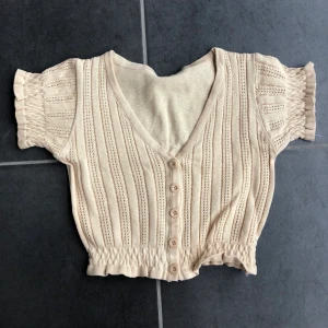 Beige top - Helt ny och oanvänd top, säljer på grund av felköp/för liten. Väldigt liten i storleken, skulle säga xs/xxs. Annars, en jätte söt och super gullig top, passar till allt. Väldigt fin i själva materialet🌟 130kr +frakt 42kr🌼