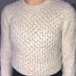 Fin tröja från zara  - En jätte fin tröja från zara med pärlor på perfekt till hösten/vintern. Storlek s men sitter som en xs. Nypris:399kr mittpris180kr+ frakt 