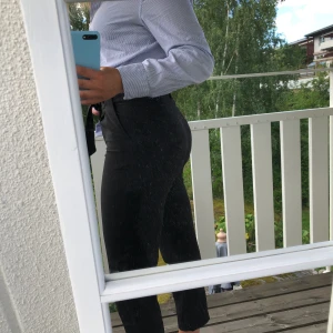 HM kostymbyxor 36 - Lösa runt benen men sitter åt runt rumpan, jätte skönt material. Knappt använda. Köparen står för frakten:)