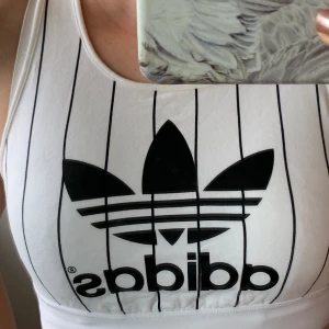 Snygg cropad top från adidas!! - Jättefin top med väldigt bra skick. Nästan oanvänd. Passar S som XS