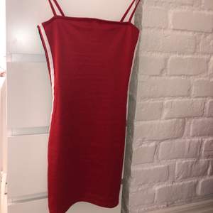 Röd klänning som är i storlek 36, väldigt liten i stoleken, passar bara xs eller mindre. Har inte använts då den är för liten, ser helt oanvänd ut. Sitter tight mot kroppen, visar former bra. 