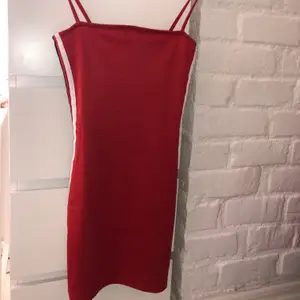 Röd klänning som är i storlek 36, väldigt liten i stoleken, passar bara xs eller mindre. Har inte använts då den är för liten, ser helt oanvänd ut. Sitter tight mot kroppen, visar former bra. 