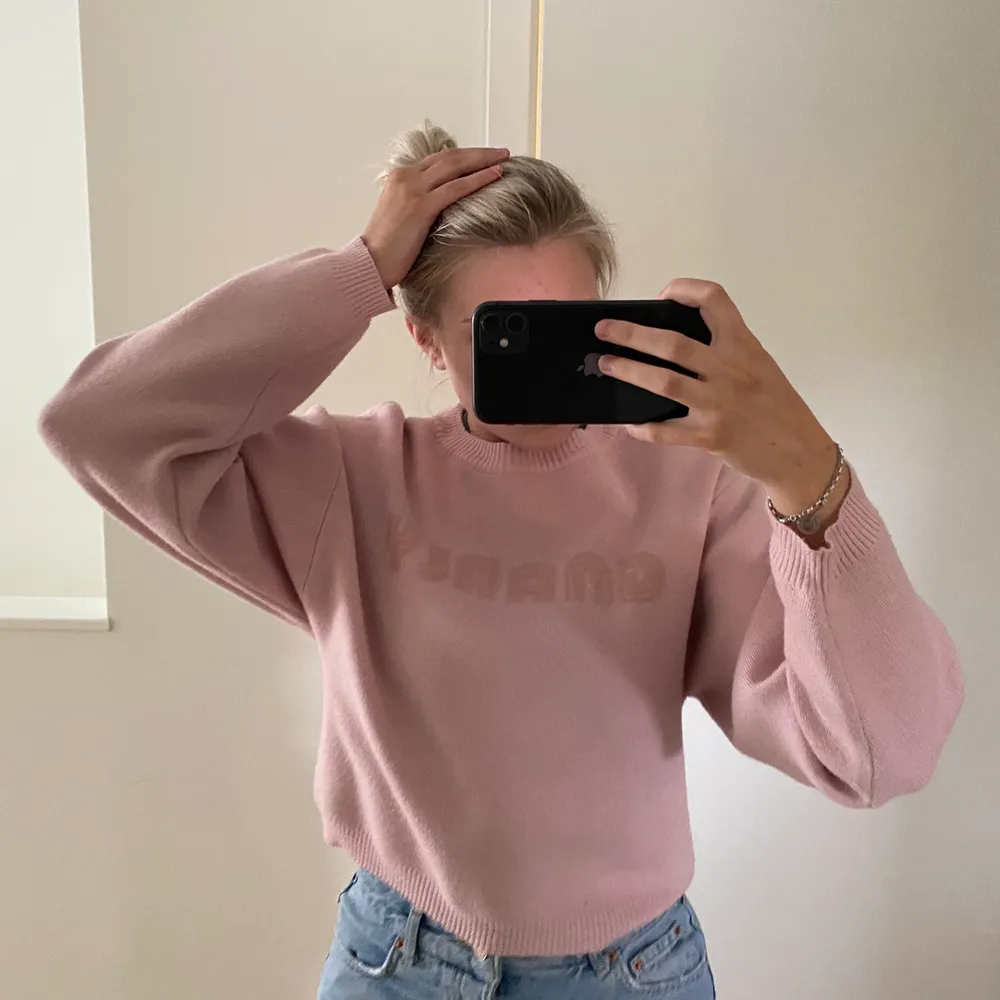 Säljer en rosa tröja med lite större armare o lite kortare modell. Den är från pieces. Jag har använt den några gånger men känner att den inte riktigt passar så bra på mig. . Stickat.