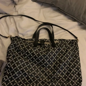 Stor bag - Säljer min Marlene Birger väska pga den inte kommer till användning, den är stor och rymlig och tvåninnerfack, det är ett galontyg, det är alltså mer som en påse men perfekt för stranden tex. Köptes för 999 kr och säljs nu för 200 inklusive frakt.💕