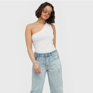 Vitt linne - Säljer mitt oanvända one shoulder linne! 