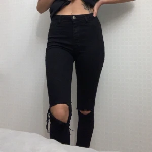 Molly jeans från Ginatricot med hål - Inte exakt samma jeans som på andra bilden då dessa är med hål i knäna, men hitta inte dem jeansen på sida. Kan skicka fler bilder vid förfrågan. Frakt tillkommer på 63kr (spårbart) 