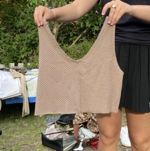 Prickig croptop  - Super söt prickig croptop som är köpt på second hans så vet ej vart den är ifrån, klippt och sytt in själv. Frakten ligger på 44 kronor💗