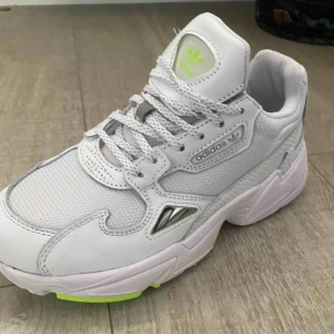  - Intressekoll! Helt nya adidas Falcon skor i storlek 36 2/3 . Aldrig använda.  Denna modell/färg är helt slutsåld och finns inte längre att få tag på. 