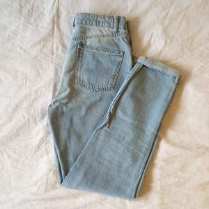 Mom jeans från topshop, made to fit L36 men eftersom de är cropped är de snarare normallängd. Nypris £40. Katt har funnits i hemmet 🐱 Pris kan diskuteras, PM för frakt!