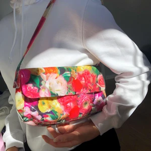 Super trendig och gullig väska💖🌺🌸🌼 - Hur trendig och gullig väska?!🤩Fint blommigt mönster💓Liten och smidig väska, får plats med ganska mycket faktiskt🌸En riktig sommar väska🥰Buda gärna i kommentarerna🌺Frakt tillkommer