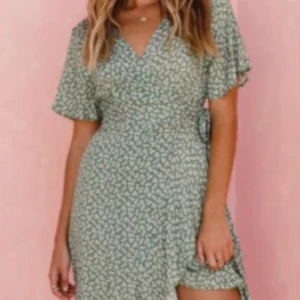 Somrig, grön klänning  - Oanvänd klänning i nyskick, som dessvärre bara blivit hängande i min garderob. Förtjänar att användas då den är väldigt fin! 300:- inkl frakt 🍃