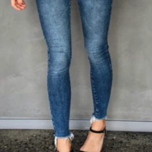 Jeans från bikbok  - Jeans från BikBok, med slitningar ner till. Fint skick, knappt använda 