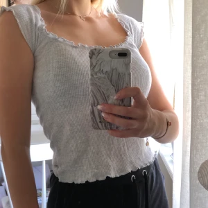 Off shoulder - Riktigt skön topp & stretchig i materialet! Passar både S och M. Köpt av en tidigare person men kom riktigt aldrig till användning så säljer den vidare🥰♻️