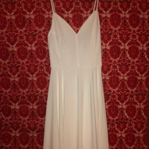 Sommarklänning - Kanske vitt är ditt nya färg 😎😉👌🏽 en söt vit sommarklänning från bikbok, använd en gång. 