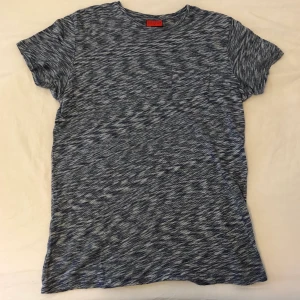 Vistula T-Shirt - Vistula t-shirt med bröstficka, knappt använd