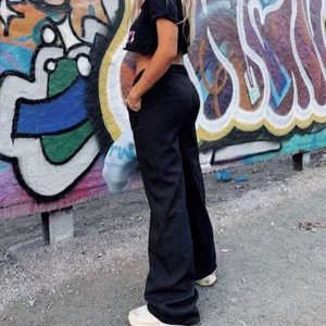 Kostymbyxor - bionic suit  - Ej mina bilder! Säljer dessa snygga kostymbyxor från madlady. De är endast använda 1 gång, alltså i nyskick. De är vidare i modellen. Går även att göra lite mindre i midjan. Hör av dig vid funderingar eller fler bilder. Köparen står för frakten!