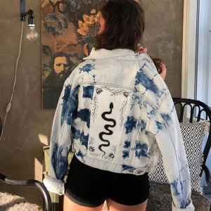 Handmålad jeansjacka - Jeansjacka med handmålat motiv i storlek M. Aldrig använd. Kan mötas upp i Göteborg, Borås eller Ulricehamn men kan även fraktas.💌