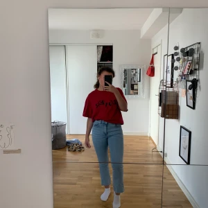 Jeans från zara - Jättefina jeans från zara. Jag har vanligtvis S i jeans och de passar mig bra. Köparen står för frakt, men kan även mötas upp i Göteborg❤️