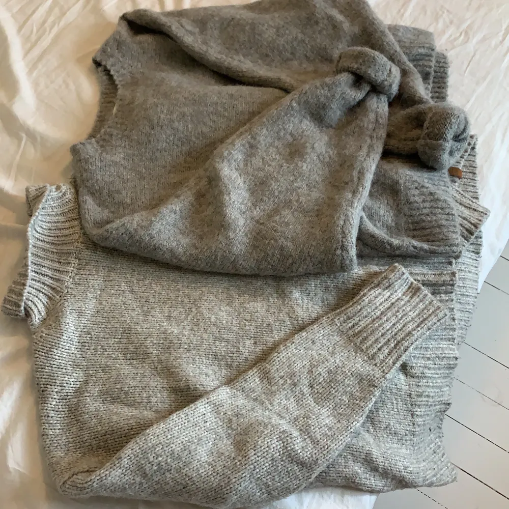 Två stickade tröjor (mörkgrå från h&m,S och ljusgrå från lager 157,XS) båda för 100 eller en för 50, köpare står för frakt🥰. Stickat.