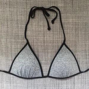 Bikini topp - Ljusgrå och svart bikini topp. Den är i storlek 38 och kuporna är vadderade. Skjutserbara band. Använd några få gånger men den ser iprincip oanvänd ut. Skriv till mig om du är intresserad eller om du har några frågor. Fraktkostnad tillkommer!🌻