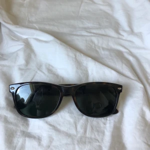Ray ban new wafarer - De ikoniska 90-tals solbrillorna som i nypris kostar runt 1000. Köptes begagnade fast i helt fantastiskt skick, säljer pga de är för stora för mig