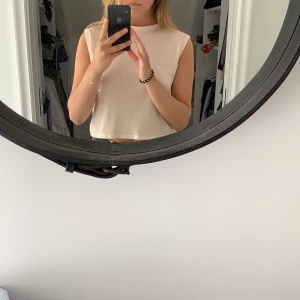 Topp från mango  - Säljer min söta topp från mango, i storlek 34, men jag som nu är en 36a passar den utmärkt på också! Super söt rygg har toppen,  100kr + frakt💕💕 