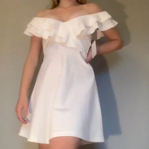 Vit klänning, 199 kr + frakt - oanvänd klänning från bubbleroom 🤍 väldigt fint skick med prislappen kvar, org priset är ca 500 kr