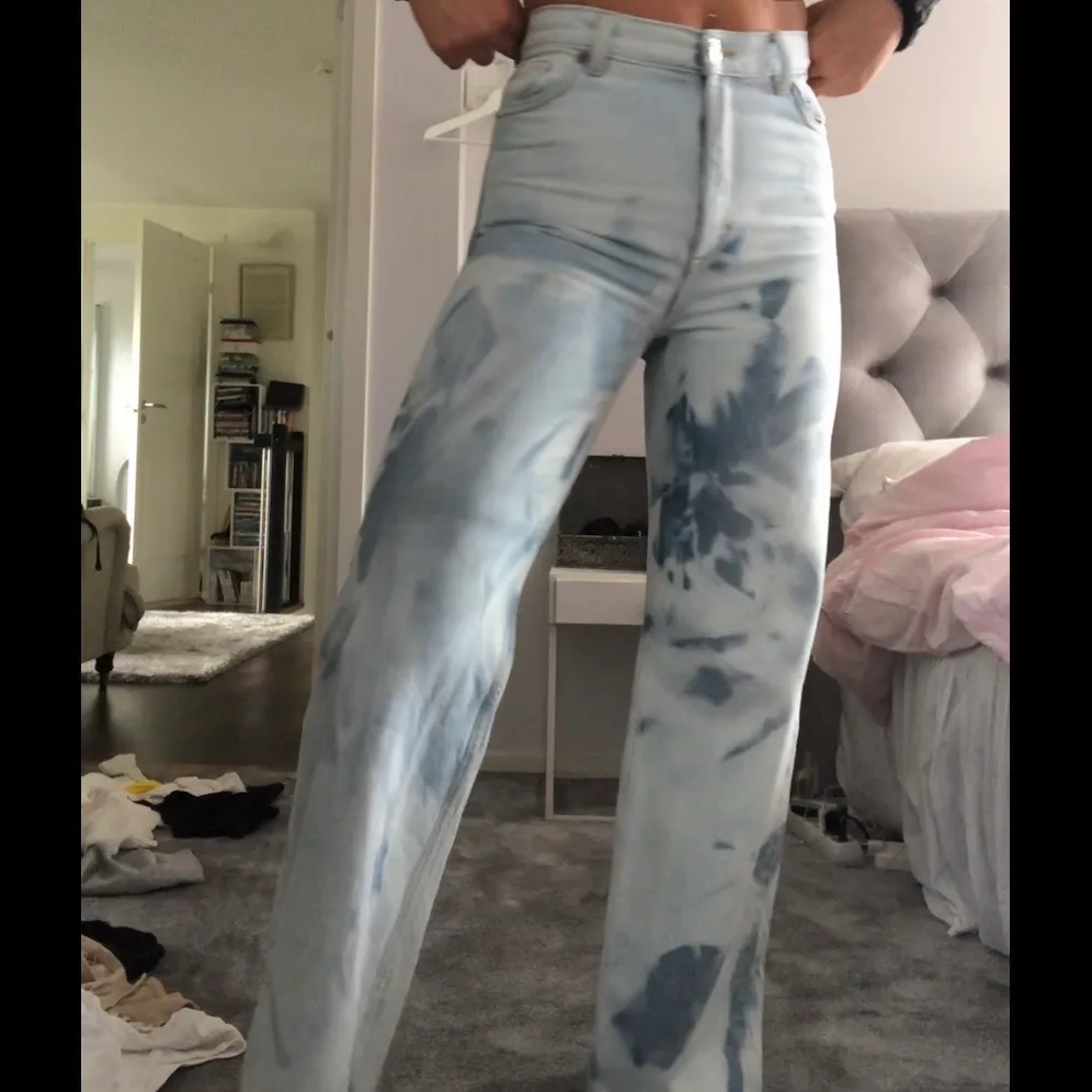 Säljer mina kära jeans som jag blekt själv. Säljer då jag inte får användning för dem längre, passar XS-S. Jeans & Byxor.