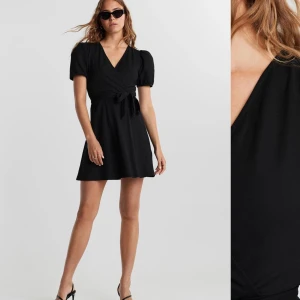 svart klänning från gina - oanvänd (prislappen finns kvar),klänning från gina tricot. storlek xs. originalpriset är 299, men jag säljer den för 200 inkl. frakt. säljer pga har en likanade som jag fått mer användning av! priset kan alltid diskuteras 