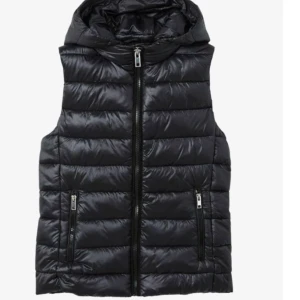 Väst mango  - Min slutsålda väst ifrån mango, i väldigt bra skick då den endast äe använd nån månad. Med luva som man enkelt tar av om det är så!