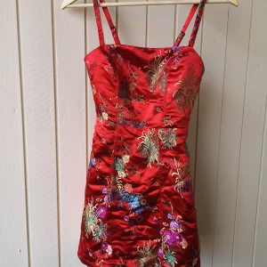 Urban outfitters  - Röd orientalisk och edgy klänning från Urban outfitters i strlk xs. Aldrig använd. Frakt tillkommer. 