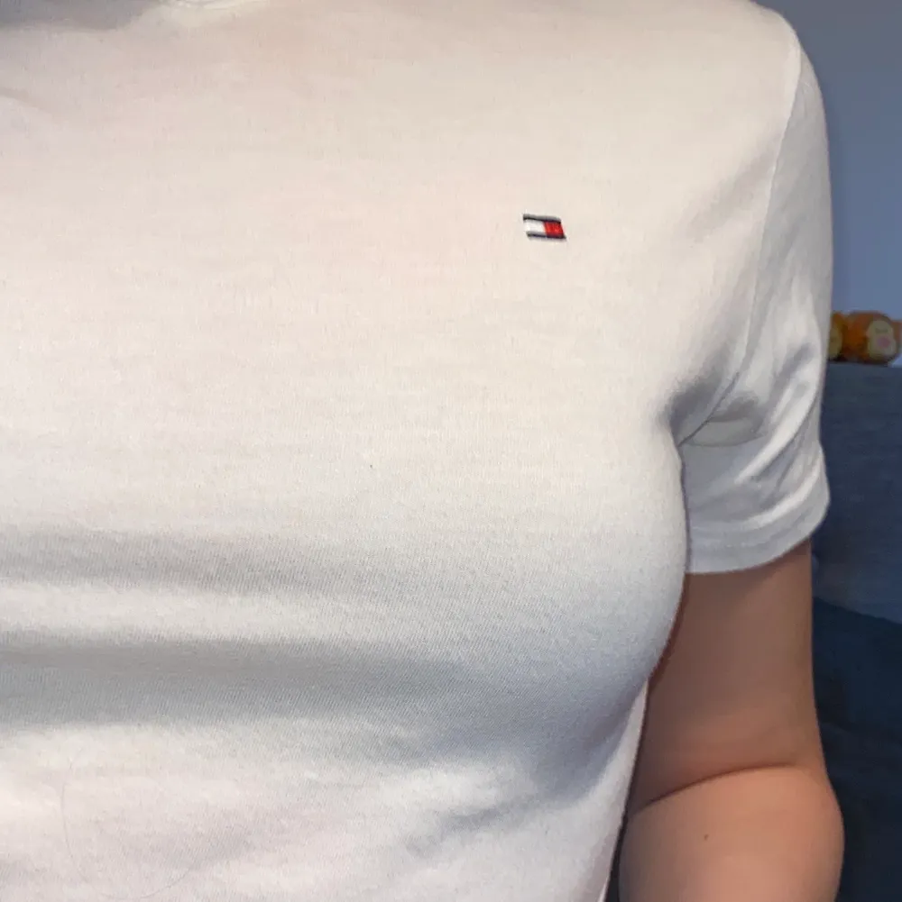 skit snygg Tommy Hilfiger tisha, vet ej om den e äkta då den e köpt på secondhand💜✨. T-shirts.