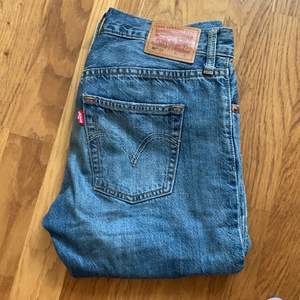 Jättefina och sparsamt använda Levis jeans! Superbekväma men är tyvärr för små för mig. Sitter middagstid och är W23L32. Skulle dock säga att den passar någon med W24-25 också🥰 Köpare står för frakt!