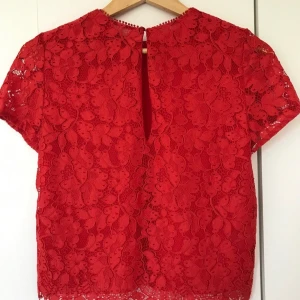 MANGO - RÖD FIN BLUS - NYSKICK - Endast använd ett par gånger så i nyskick!:)