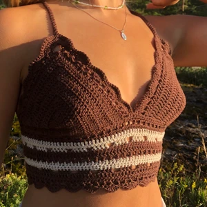 Virkad topp i brunt och naturlig  - Handgjord virkad topp med fint mönster. Knytning i ryggen passar stl S-M. <3