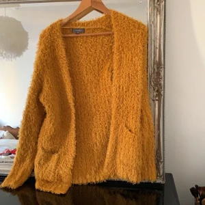 Cardigan - Senapsgul cardigan perfekt för hösten