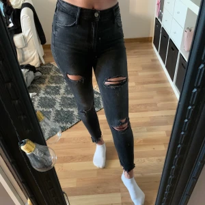 Svarta jeans - Ett par coola jeans från zara! Det står Storlek 38 men passar mig som har strl 36, passar säkert 34 också (väldigt strechigt och skönt material)