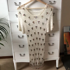 Nät klänning - Nät klänning med mönster i pärlor! Finns en fläck men borde gå bort i tvätt