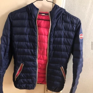 Colmar jacka  - Har två små hål därav priset, postar med frimärken så frakten kostar 22kr 