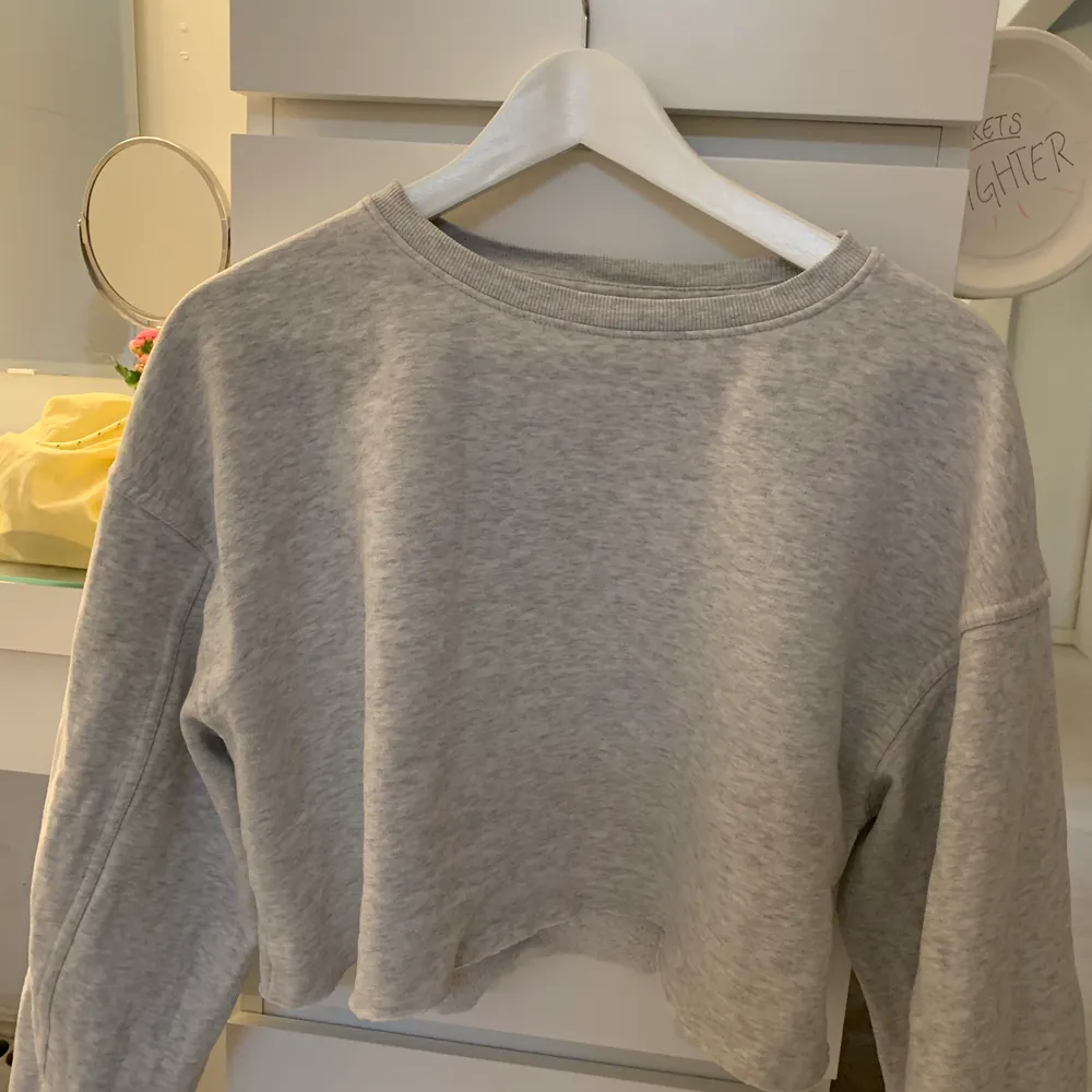 En tröja från Zara i storlek M! Väldigt skönt och passar till det mesta!. Tröjor & Koftor.