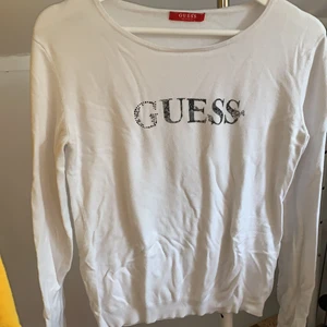 Guess långärmad  - Guess tröja jag köpte för ett tag sedan och använt några gånger. De ända med tröjan är att diamanterna på G:et har några försvunnit men inga andra fel finns. Den är i M och sitter super fint på. 