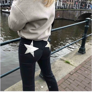 Free People - Jeans från Free People! Köpta på plick för ungefär 6 månader sen men som nya❣️ säljer pga försmå - kan mötas upp i Stockholm annars står köparen för frakt ✨