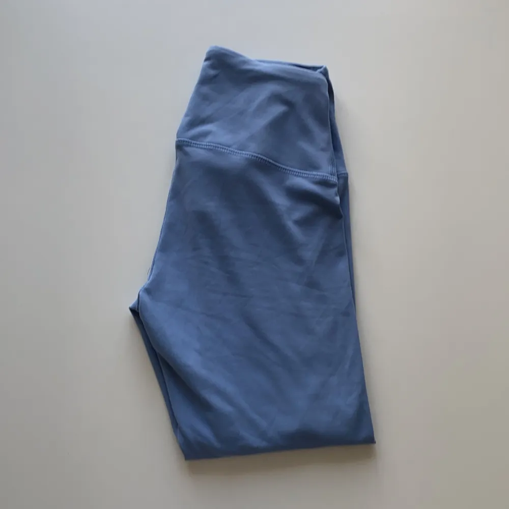 Ett par ljusblåa träningstajts med SUPERSKÖNT material, har endast testat dem och säljer dem pågrund av att dem är för små!! Nypris:200kr, säljer dem för 50kr + frakt . Jeans & Byxor.