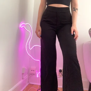 Svarta kostymbyxor  - Svarta vida kostymbyxor💜 ett litet hål på benet (se bild 3) därav billiga 