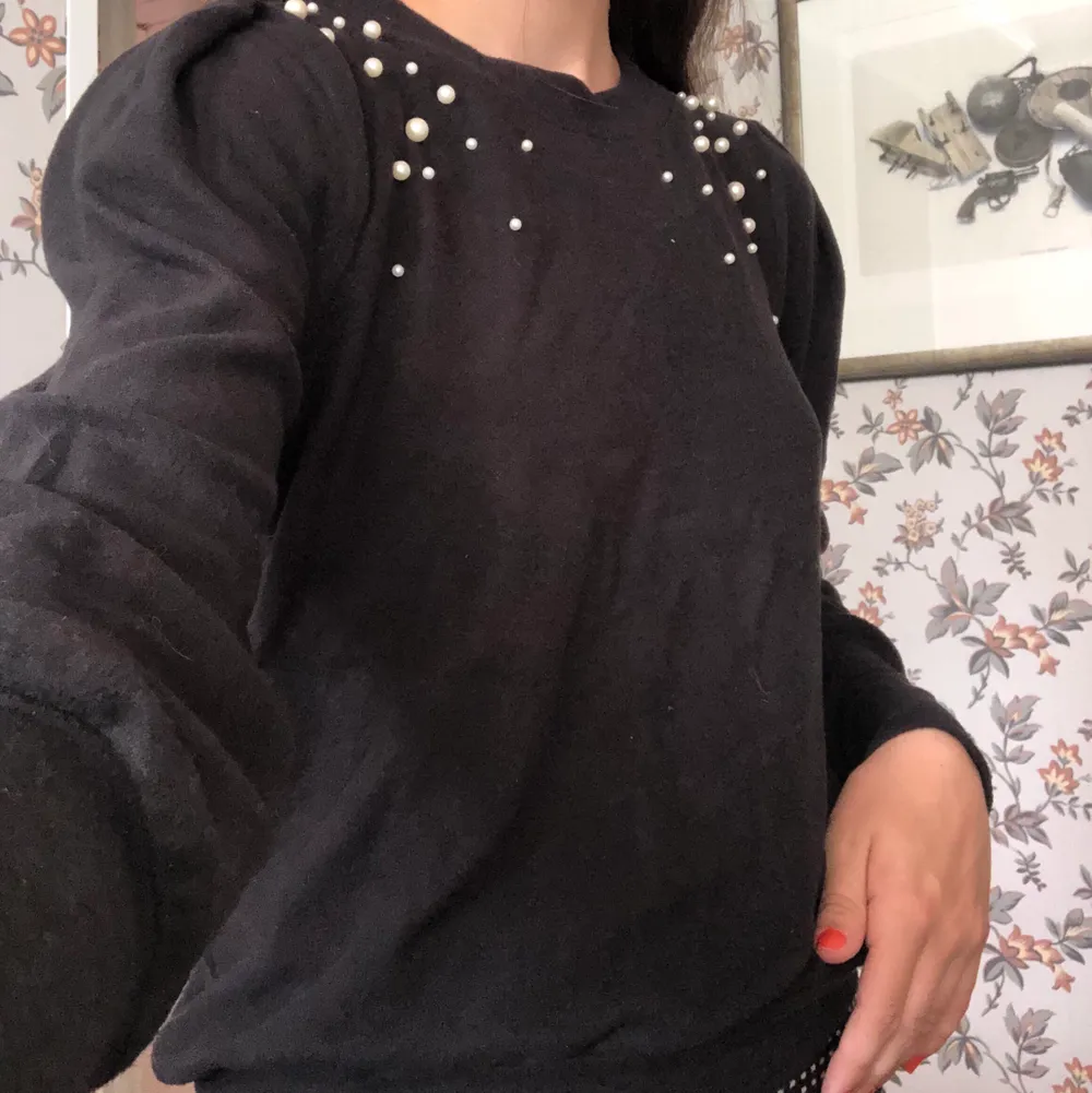 Jätte skön svart tröja med pärlor från Gina tricot i strl S! . Tröjor & Koftor.