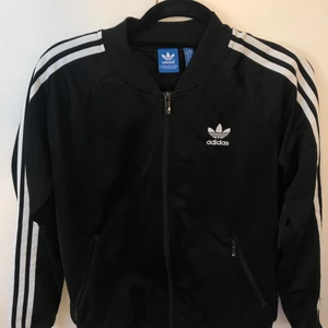 Adidas kofta - Svart adidas kofta som använt men i bra skick. Kan mötas up i Stockholm eller fraktas men köparen står för frakten. Storlek L men mer som M